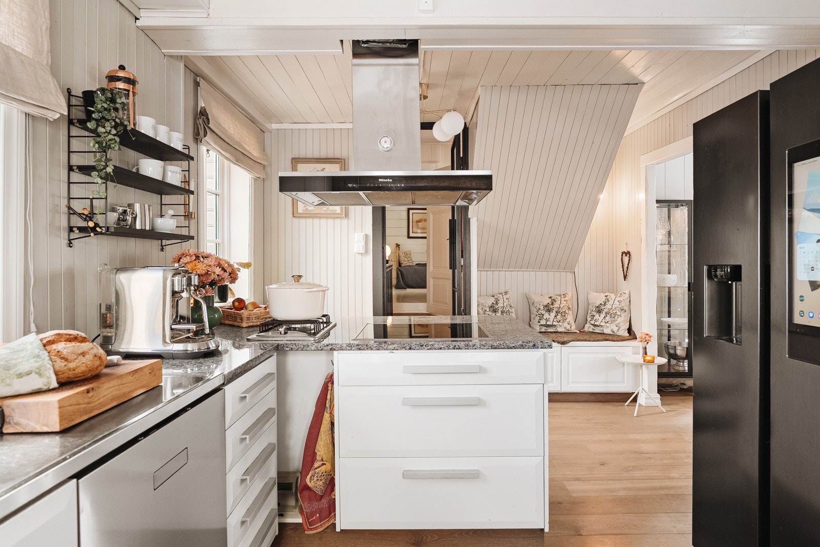 - Stor benkeplass og oppbevaring på kjøkkenet - Galleribilde