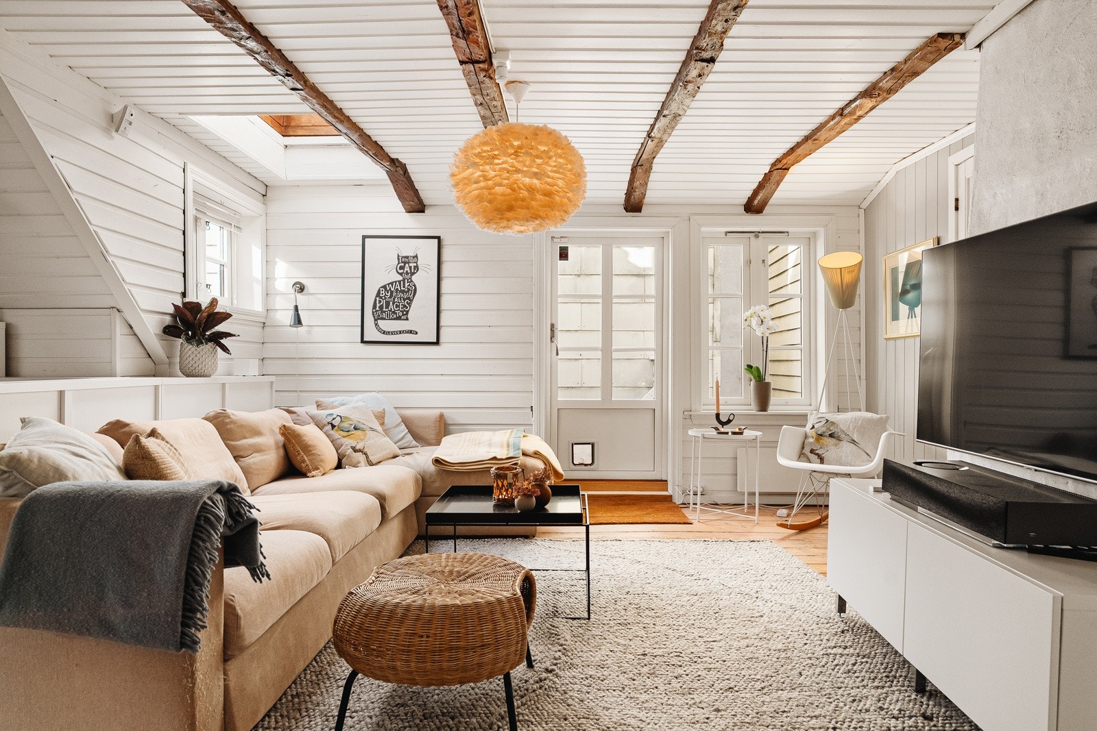 - Loftsetasjen byr på tre soverom, et omkledningsrom og en stor loftstue med utgang til trapp opp mot takterrassen - Galleribilde