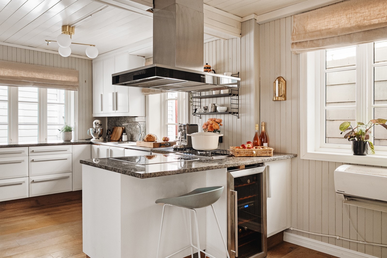 - Stort, lyst kjøkken med god plass til både hverdag og selskap - Galleribilde