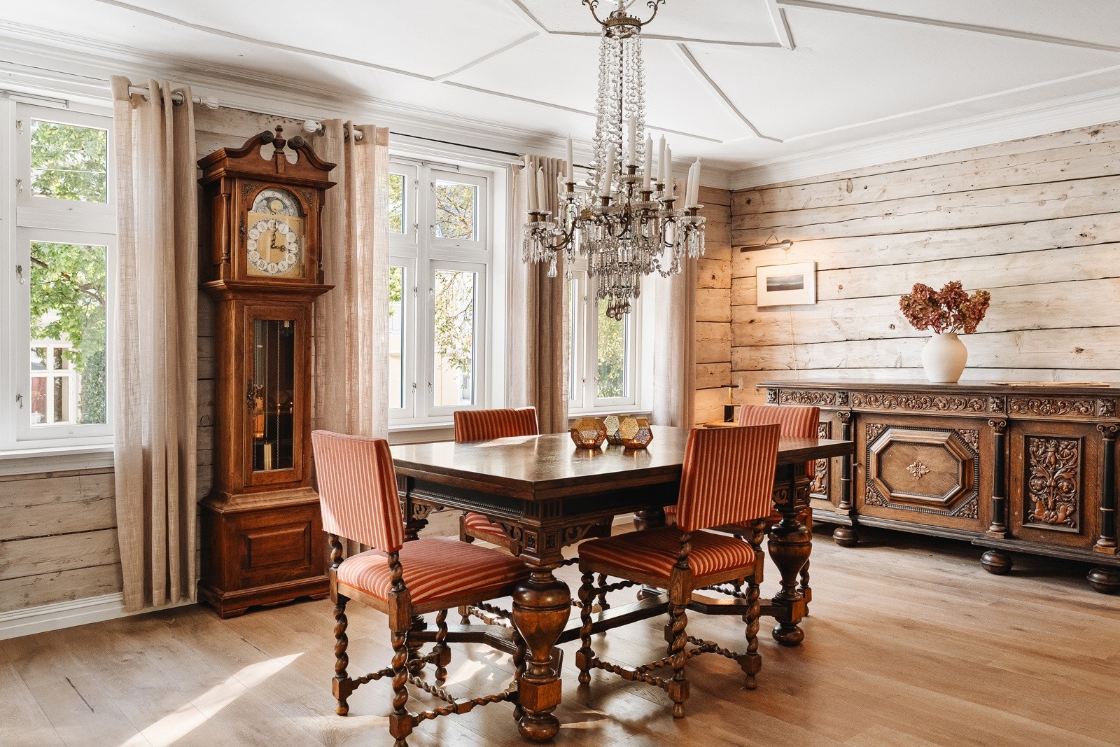 - Boligen har en god og funksjonell planløsning med store, romslige rom, godt lysinnslipp og en naturlig flyt mellom etasjene - Galleribilde