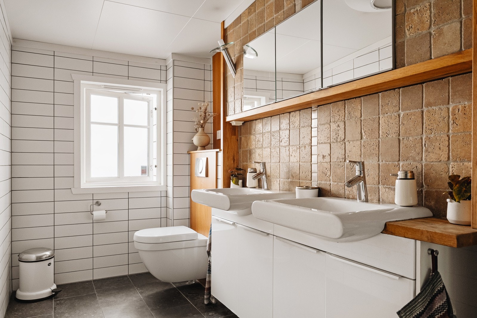 - Badet er godt utnyttet og har opplegg for vaskemaskin/tørketrommel - Galleribilde