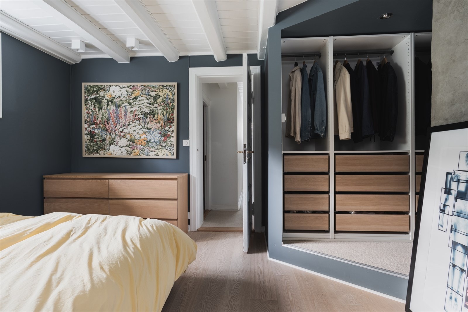 Hovedsoverommet har rikelig med skapplass i en åpen walk-in Galleribilde