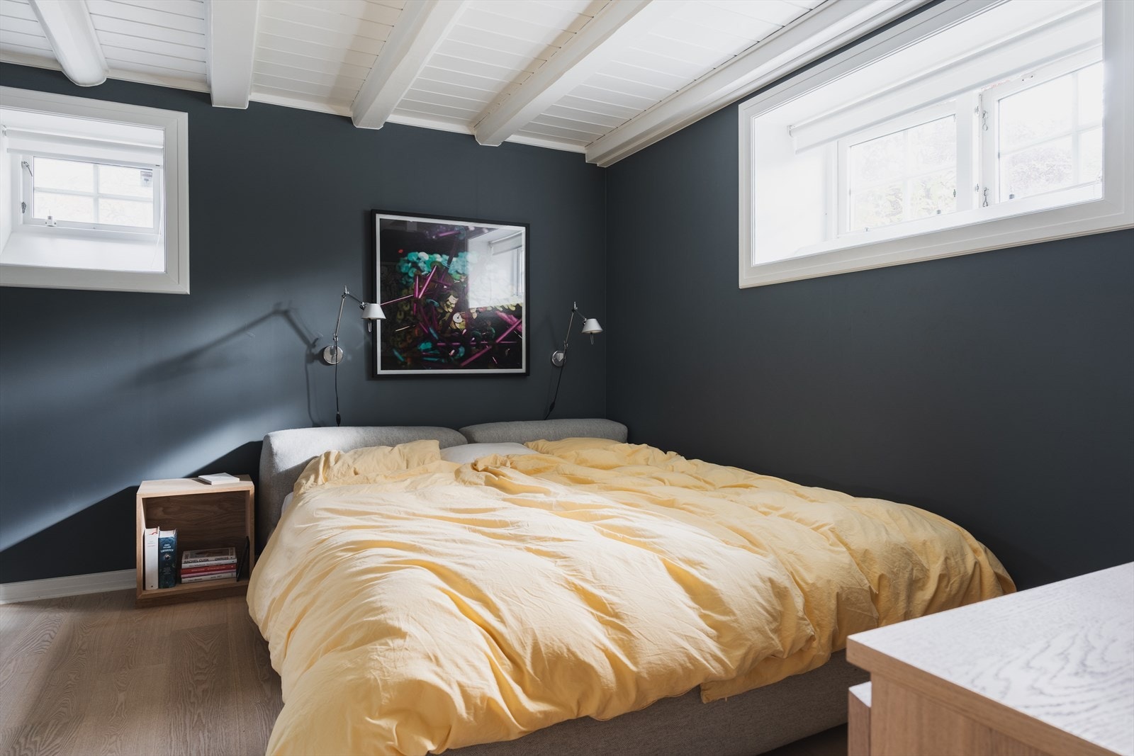 Hovedsoverom med plass til dobbeltseng og tilgang til eget bad Galleribilde
