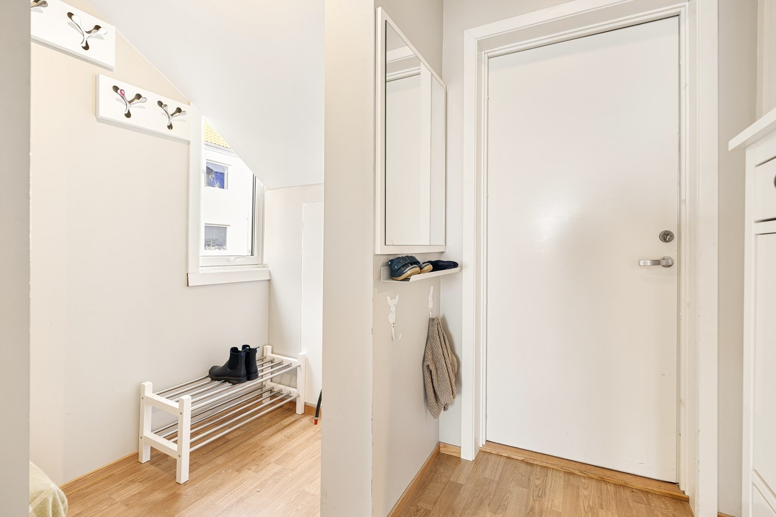 - De ter både skohyller, kommode og kott til lagring, samt bod like utenfor døra - Galleribilde