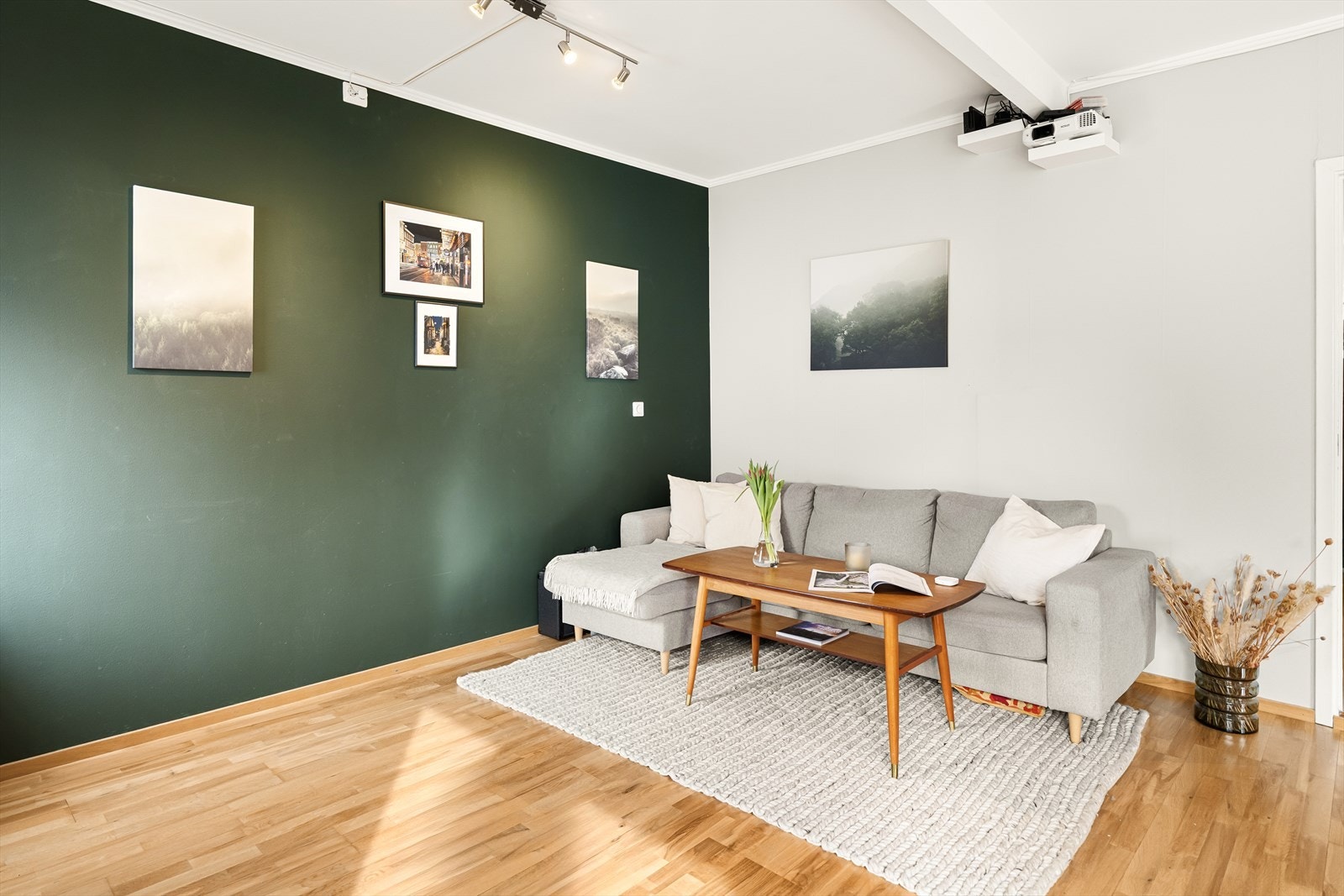 - Lekker grønnfarge som kontrastvegg som passer flott til parketten - Galleribilde