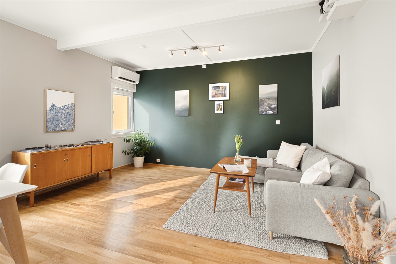 - Det er også installert varmepumpe som sørger for en jevn temperatur året rundt - Galleribilde