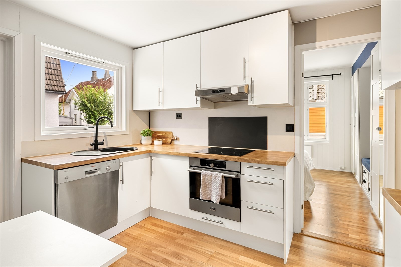 - Kjøkkenet har laminat benkeplate og slette hvite fronter - Galleribilde