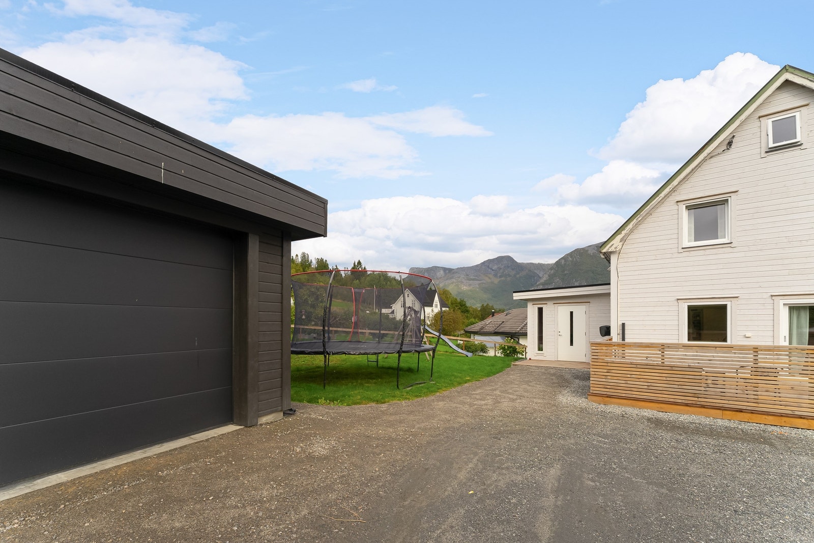 Boligen har dobbelgarasje som ble oppført i 2023. Galleribilde