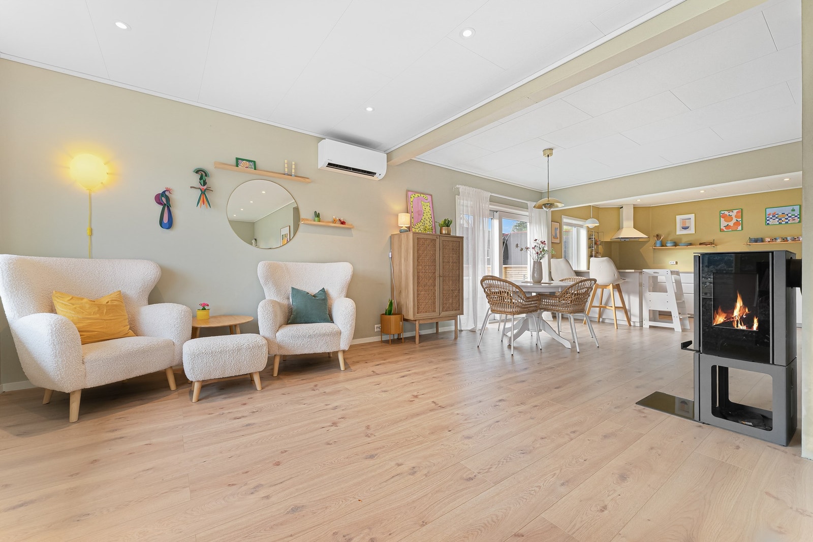 Lys og romslig stue med vedovn. Galleribilde