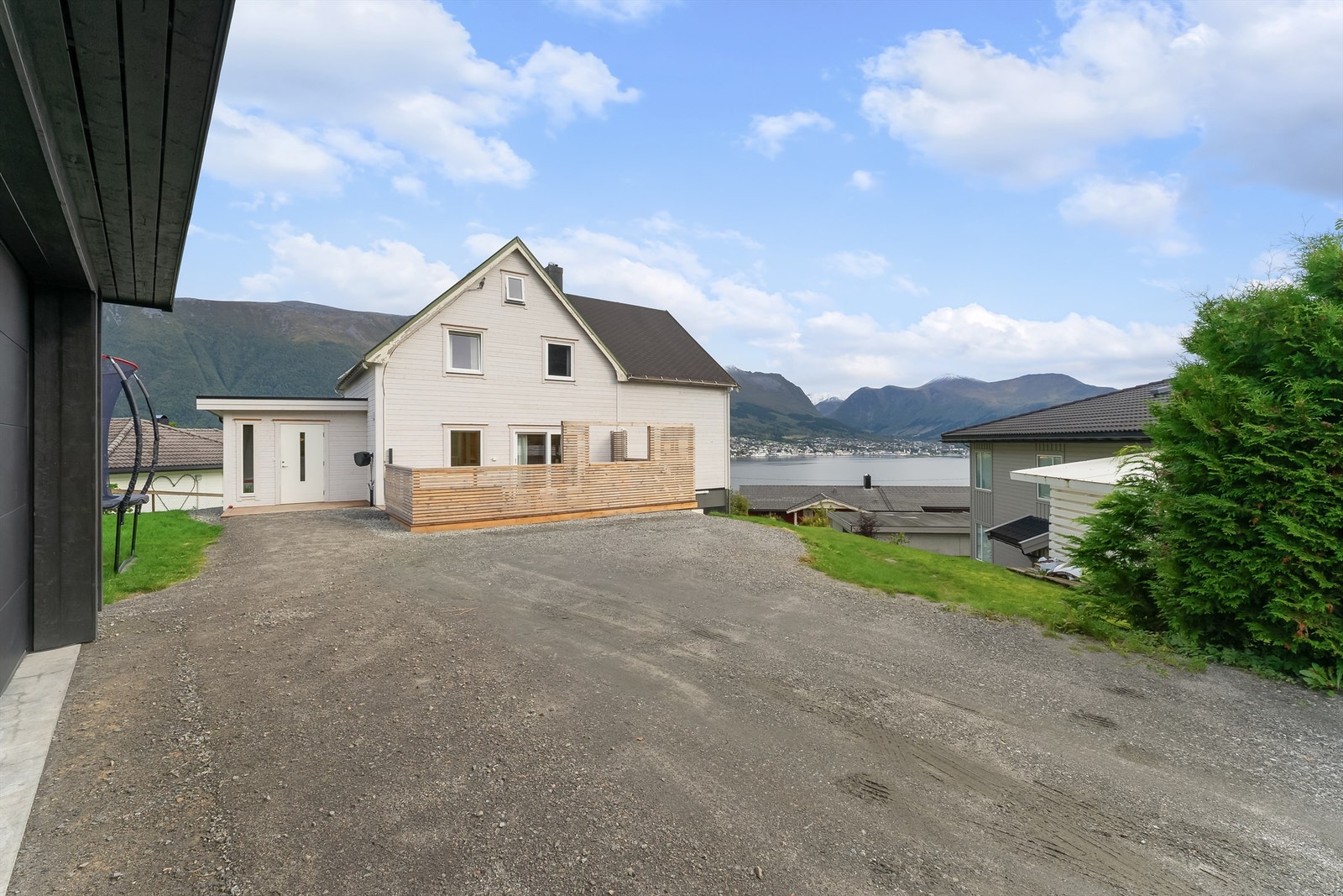 Boligen ligger sentralt plassert i Ytrehovdevegen med gangavstand til skole, barnehage og dagligvarebutikk. Galleribilde