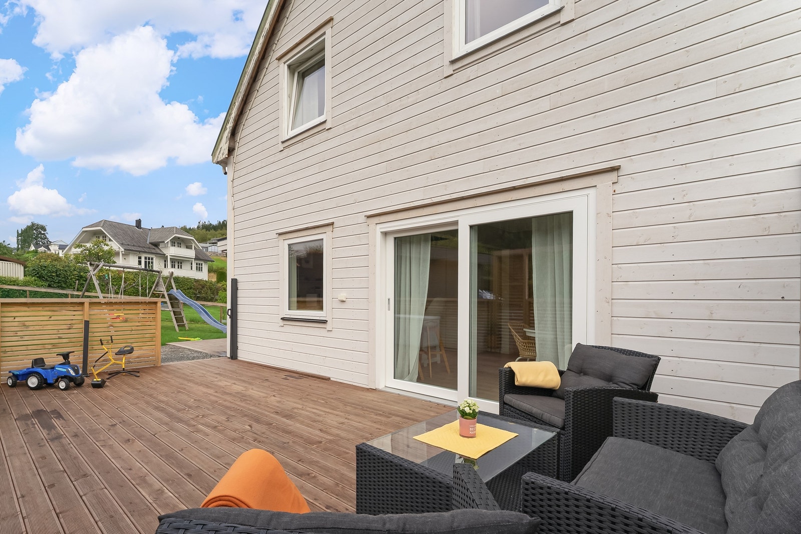 Her har du god plass til utemøbler. Galleribilde