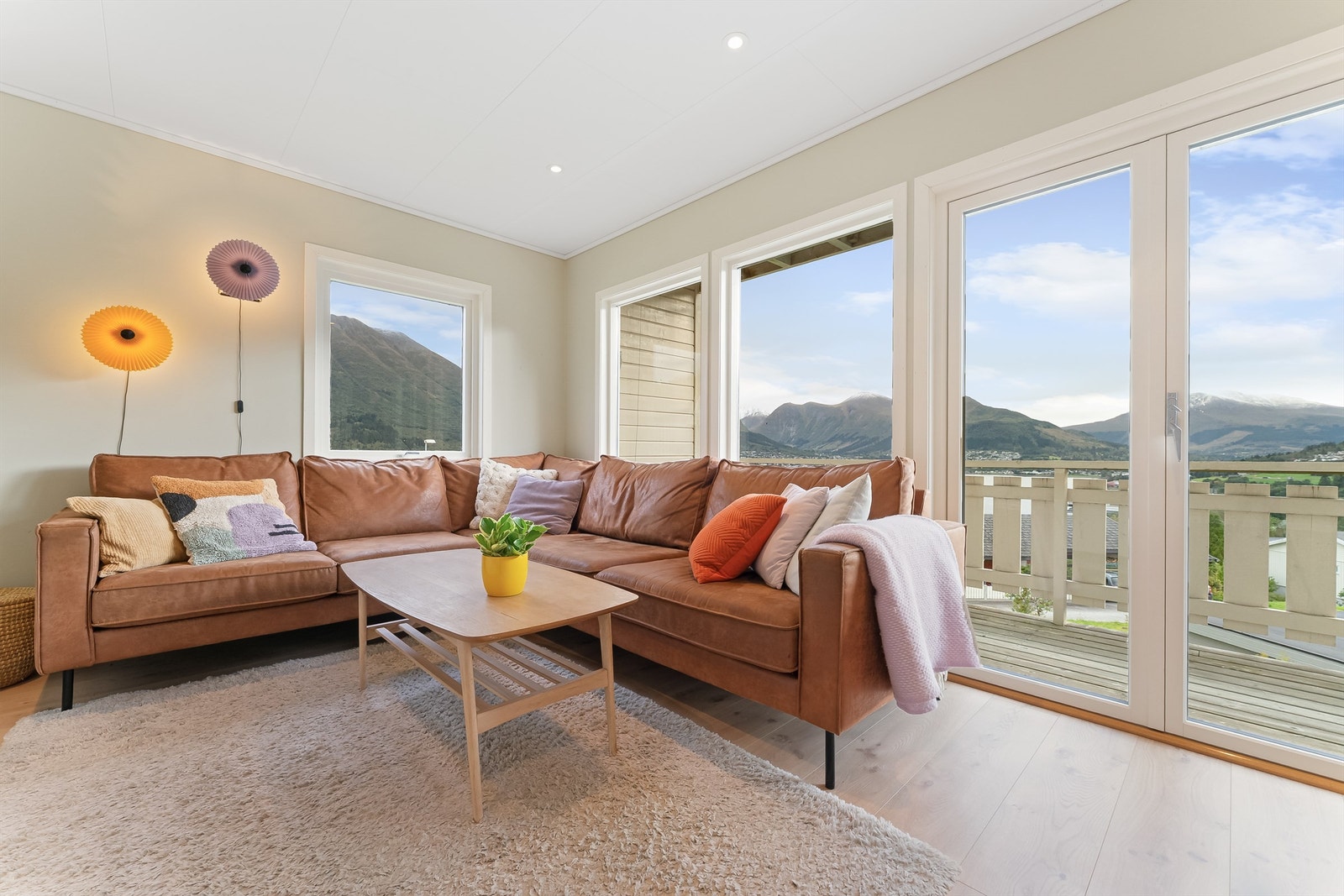 God plass til en stor sofa som kan romme både familie og gjester. Galleribilde