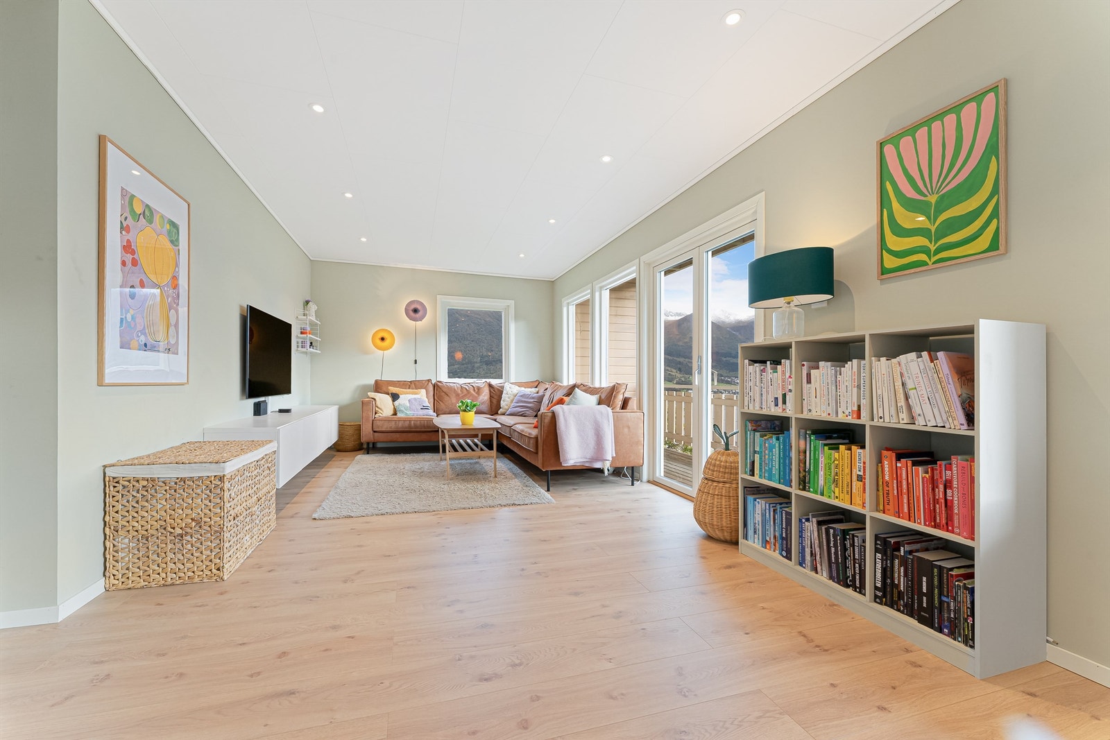 Stuen har utgang til veranda. Galleribilde