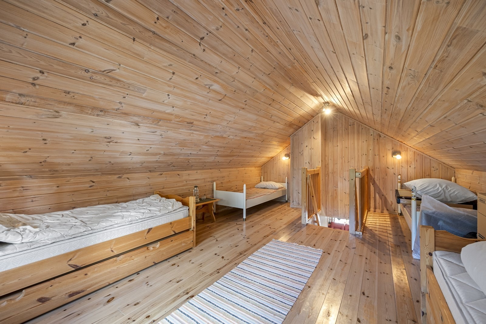 Romslig hems med god takhøyde og flere sengeplasser. Perfekt som soveavdeling for barn, gjester eller storfamilien. Galleribilde