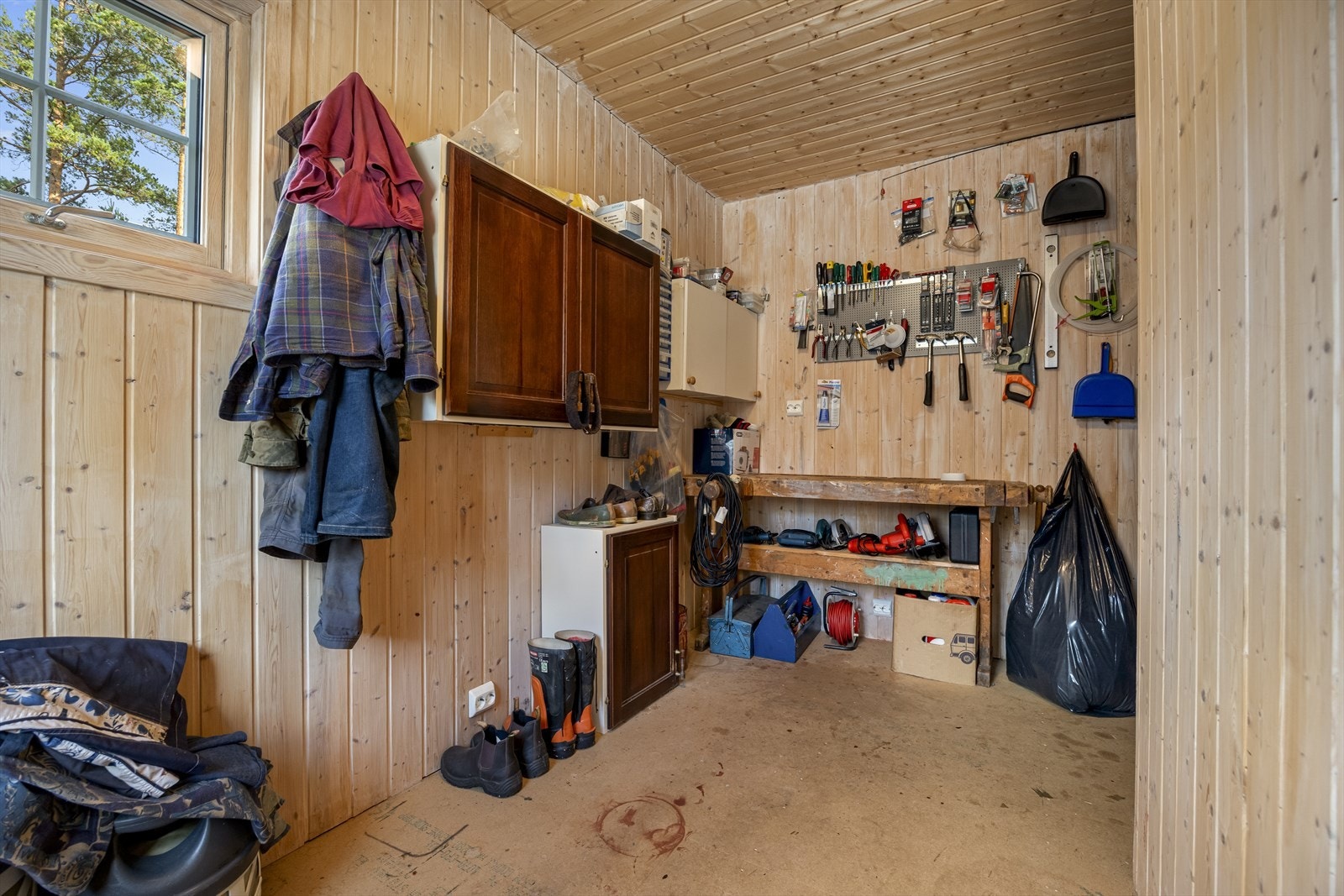 Praktisk bod med arbeidsbenk, oppheng og god plass til verktøy og utstyr. Perfekt for deg som liker orden og hobbyprosjekter på hytta. Galleribilde