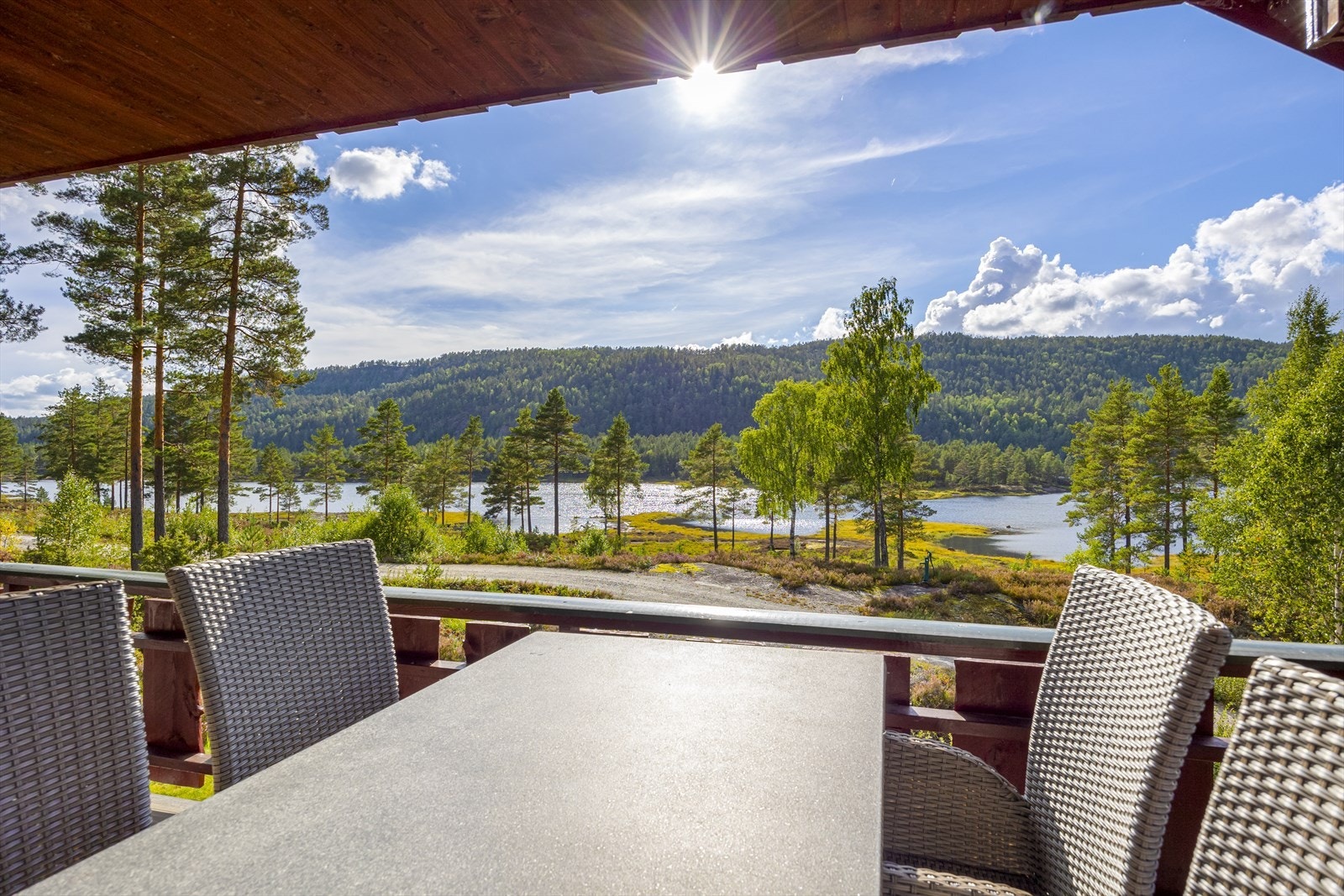 Fra terrassen har man nydelig panoramautsikt over vannet og skogkledde åser. Et idyllisk sted å nyte kaffekoppen i morgensolen eller lange sommerkvelder. Galleribilde