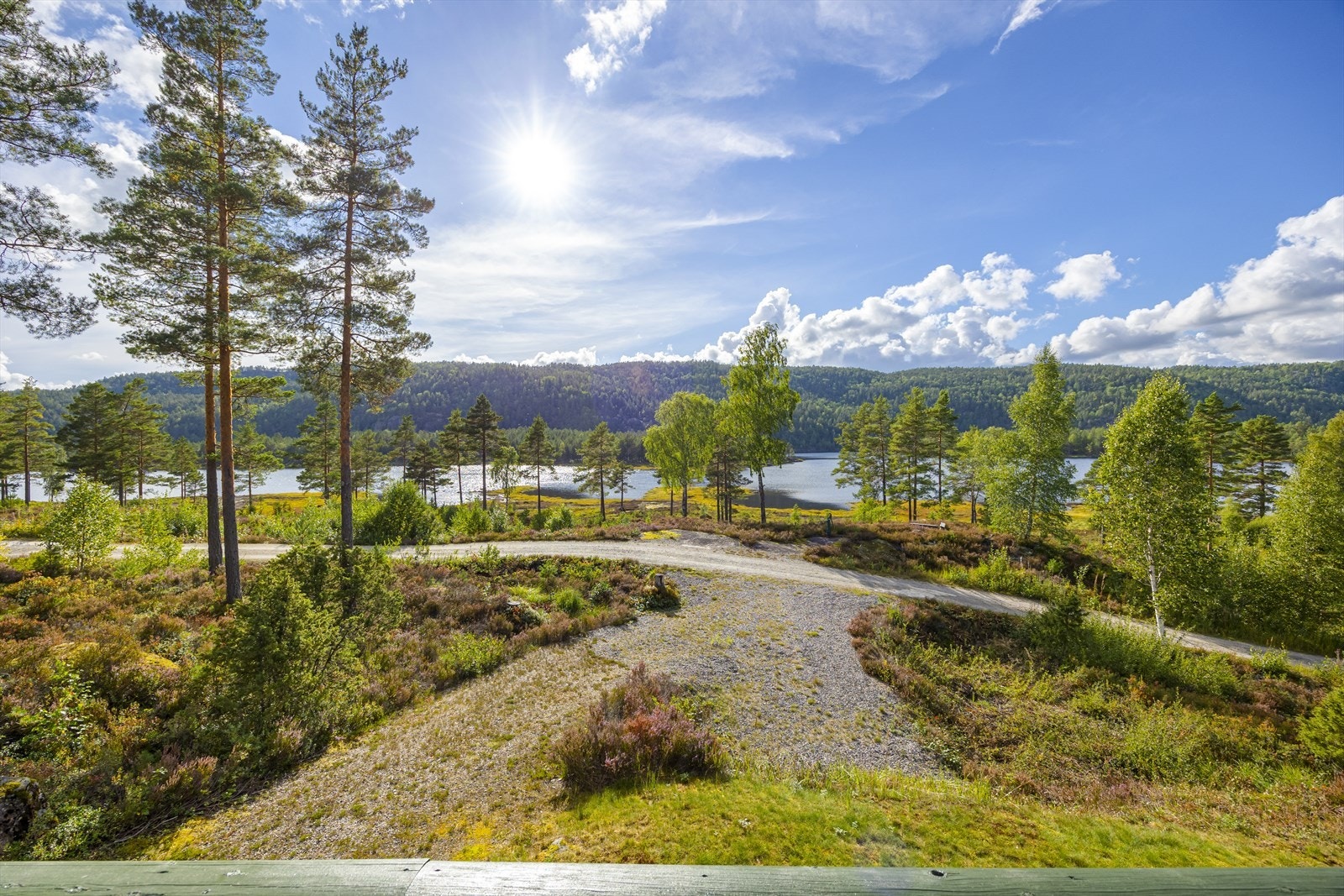 Flott beliggenhet med utsikt over vannet og omgitt av vakker natur. Galleribilde