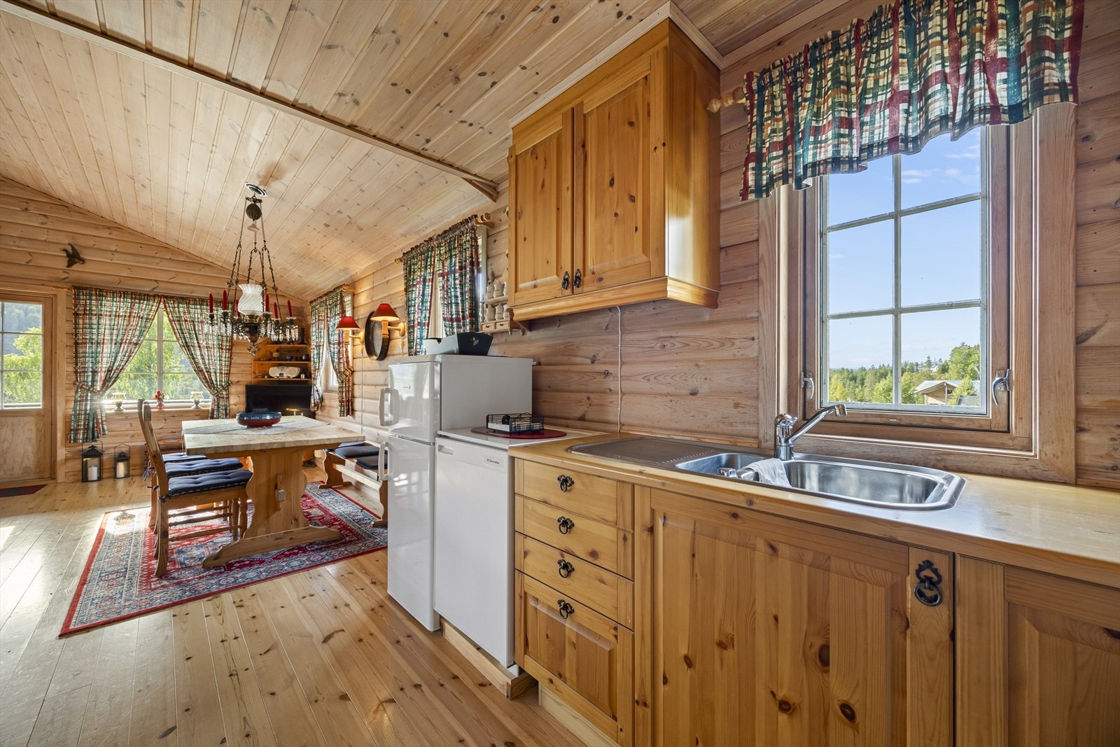 Godt lysinnslipp fra vinduene og koselig atmosfære med plass til å lage mat sammen. Alt du trenger for en komfortabel hyttehverdag. Galleribilde