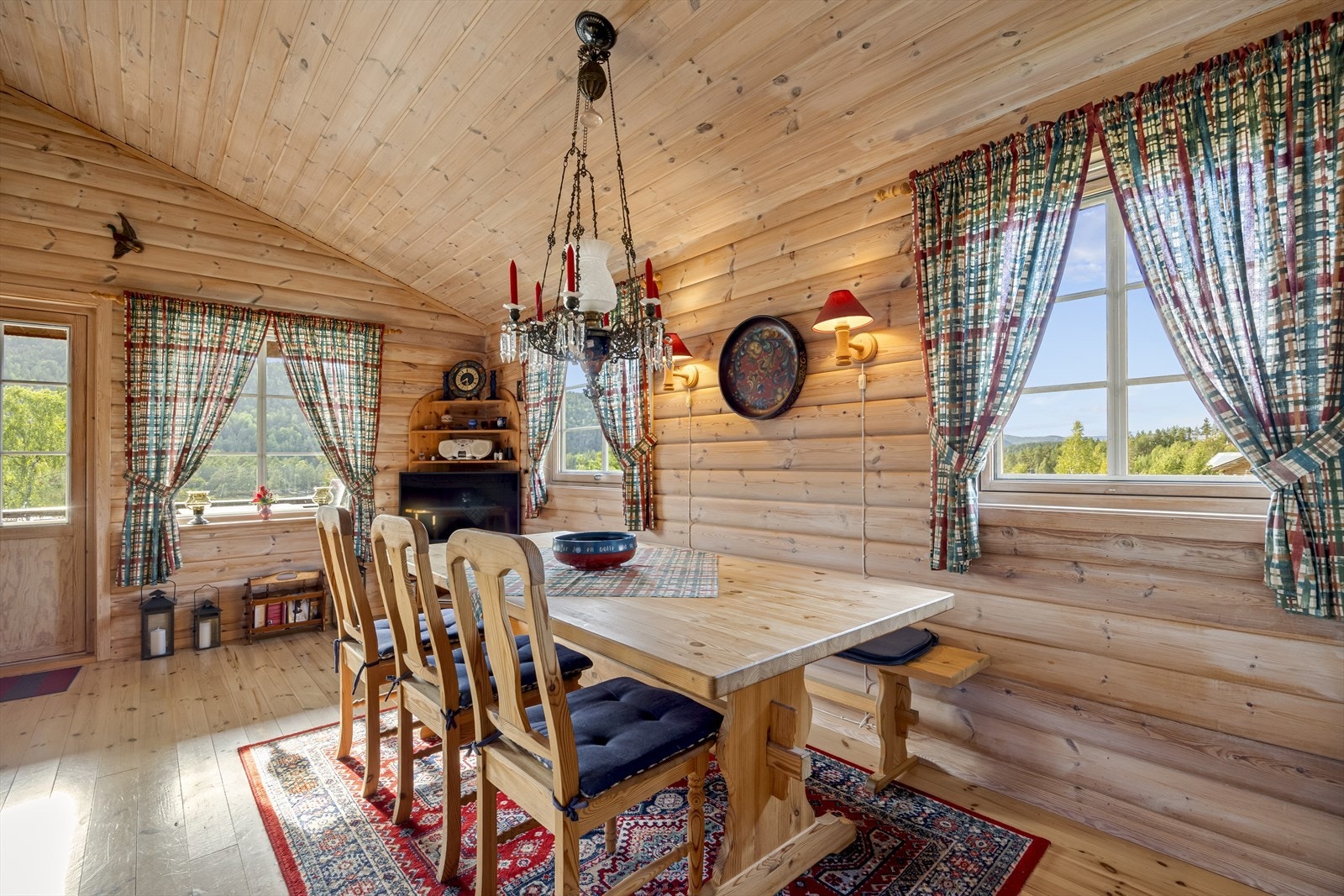 Innbydende spiseplass i tilknytning til kjøkkenet. Plass til hele familien rundt bordet. Galleribilde