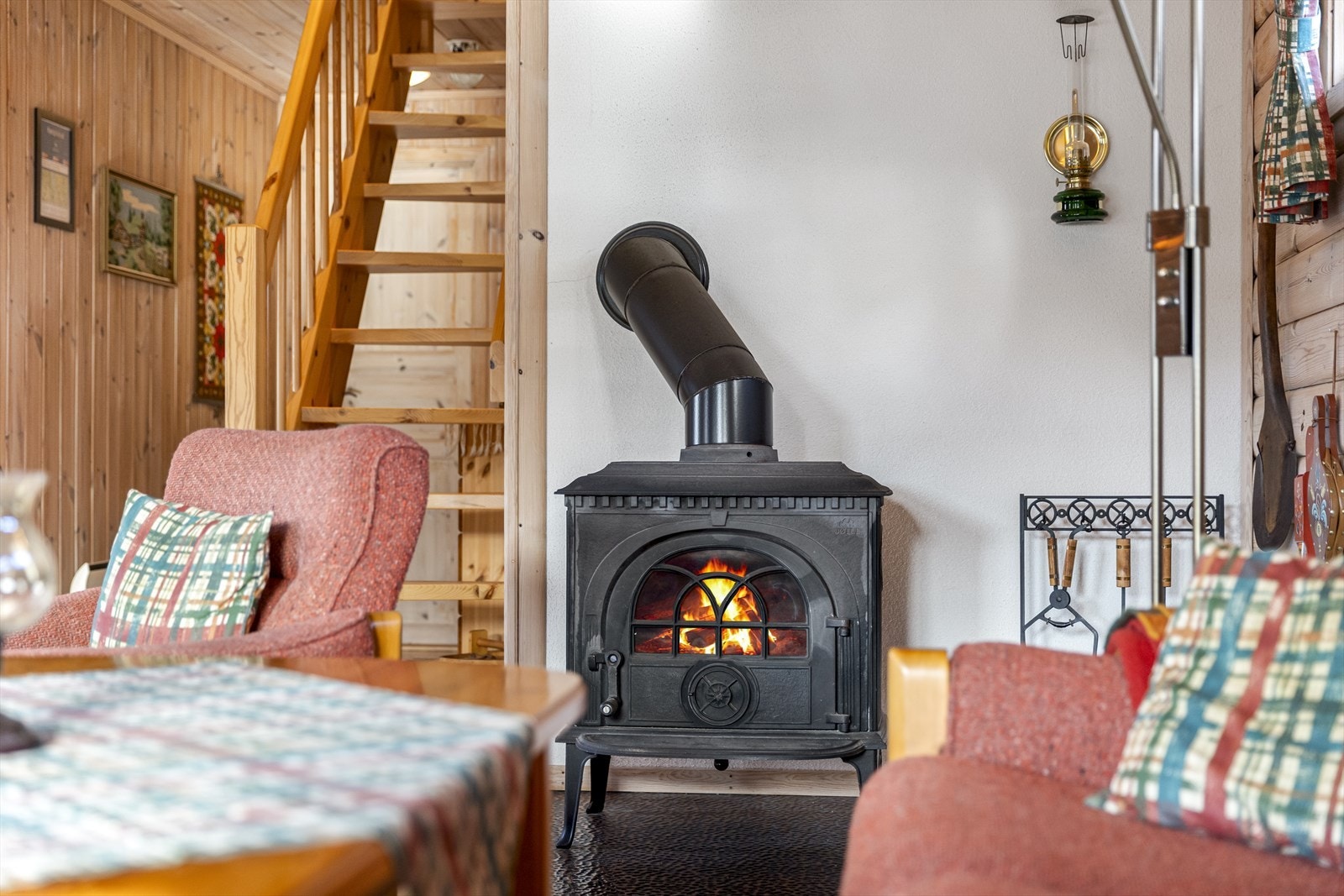 Her er det vedovn som skaper både varme og hygge på kalde kvelder. Perfekt samlingspunkt etter en dag ute i naturen. Galleribilde