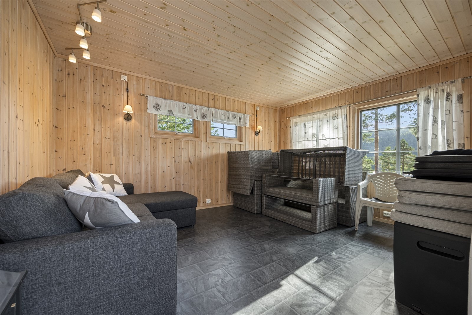 Annekset gir ekstra fleksibilitet med egen stue/oppholdsrom. Flott lysinnslipp og plass til sofagruppe - ypperlig som gjestehus eller ungdomsrom. Galleribilde