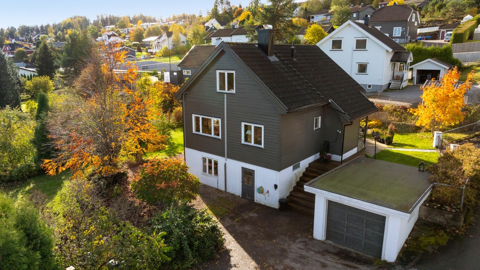 Boligen har en garasje på ca. 16 kvm, og tilknyttet garasjen finner man en asfaltert gårdsplass for ytterligere parkering. Galleribilde
