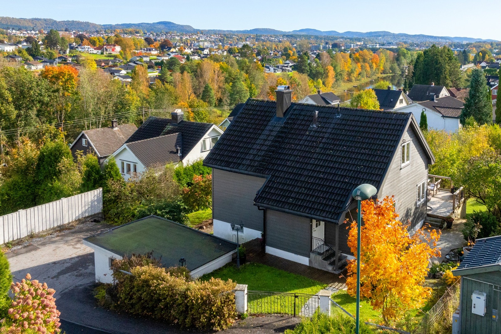 Boligen har en garasje på ca. 16 kvm, og tilknyttet garasjen finner man en asfaltert gårdsplass for ytterligere parkering. Galleribilde