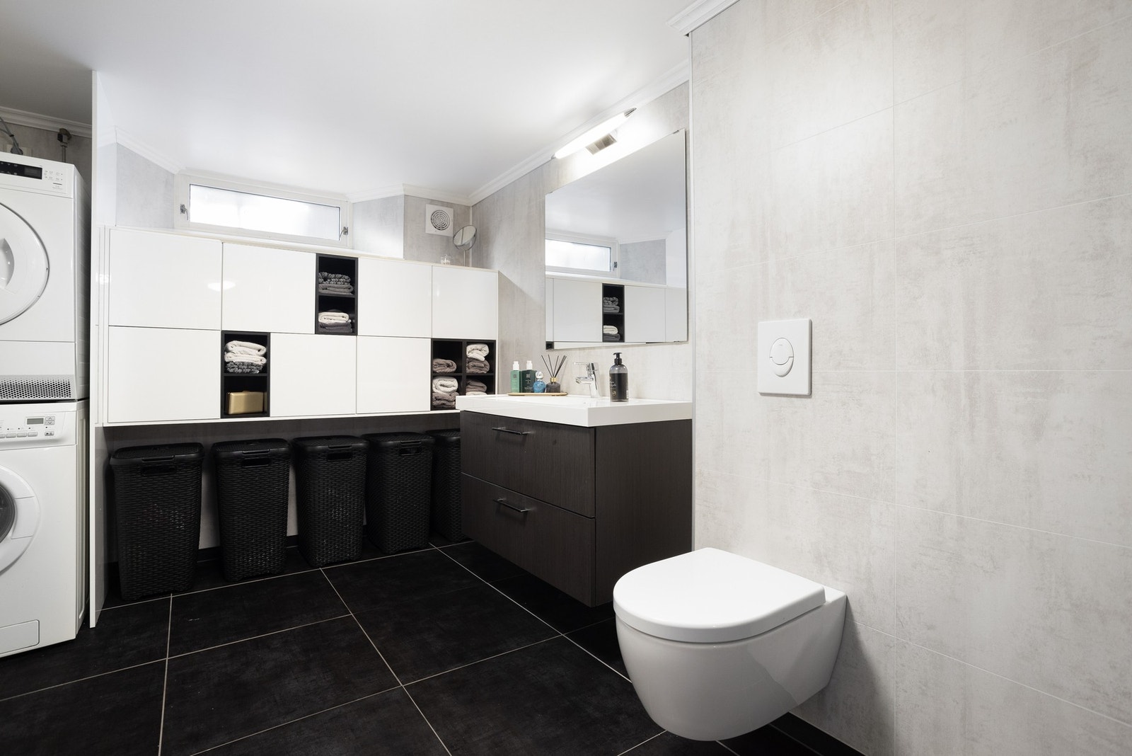 Romslig bad/ vaskerom i u.etg. Galleribilde