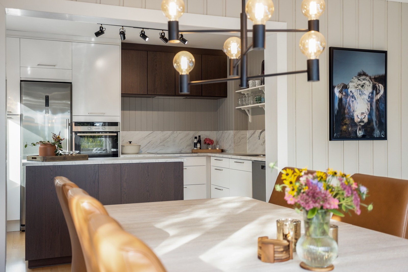 Det er nye fronter og overskap, benkeplater, kjøkkenøy, ventilator og oppvaskkum fra 2024. Galleribilde