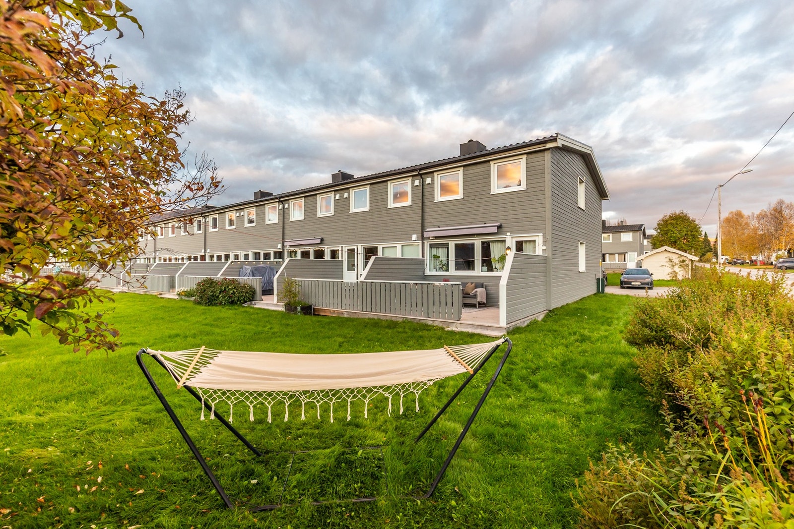 Fra terrassen har du videre utgang til hagen - her kan barna leke fritt Galleribilde