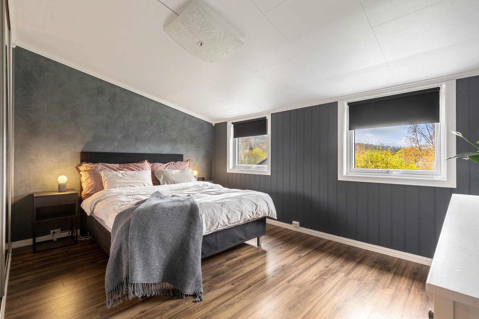 Hovedsoverommet | Et romslig soverom med god takhøyde som gir en luftig atmosfære Galleribilde
