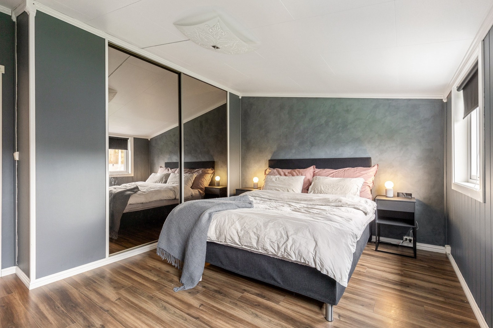 Godt med oppbevaring i skyvedørsgarderobe Galleribilde