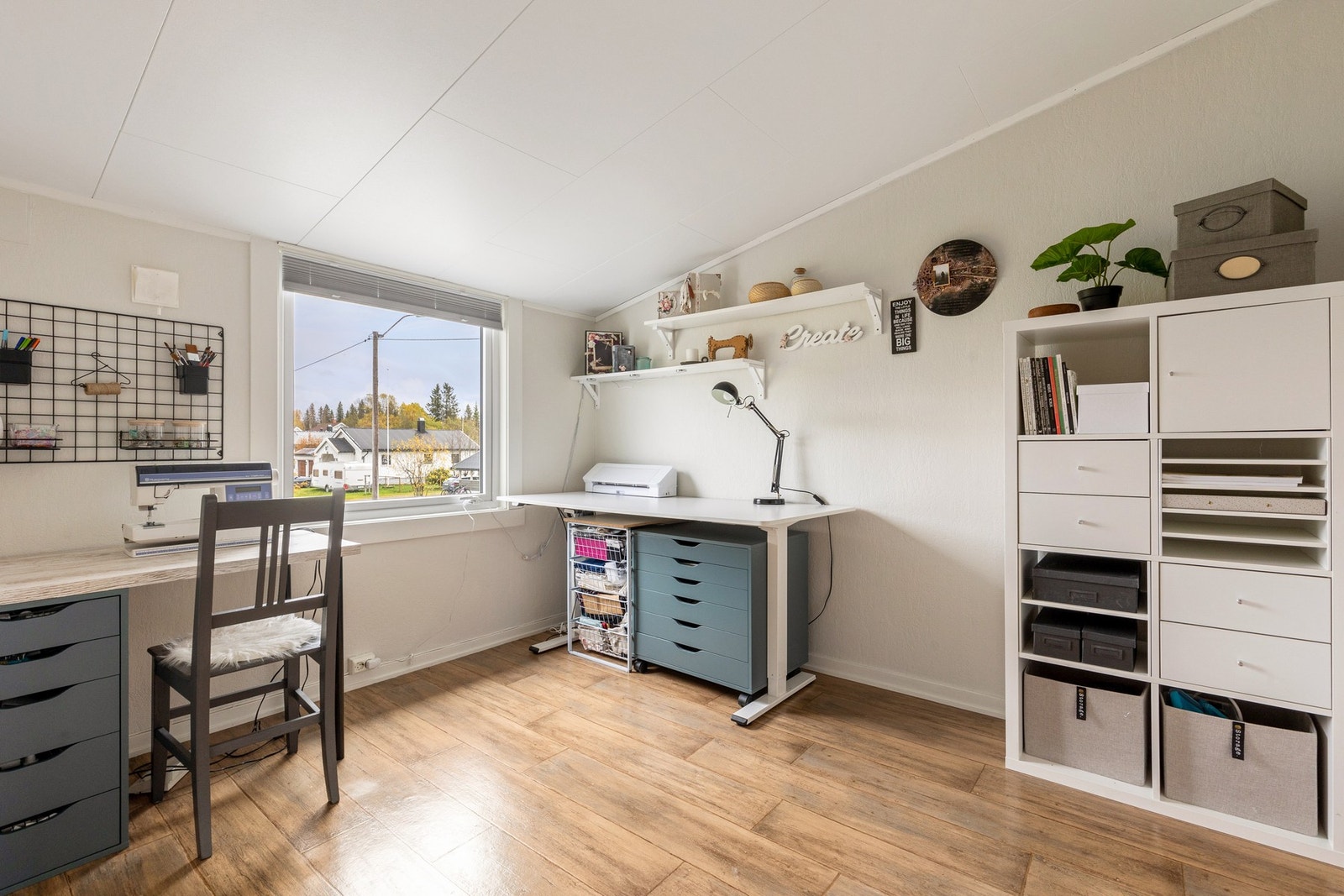 Boligens andre soverom er også av god størrelse - Her har du plass til seng, nattbord og garderobe Galleribilde