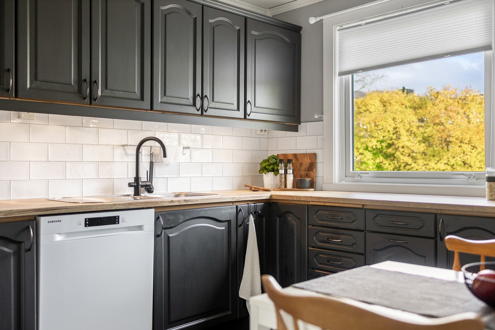 Kjøkkenet er utstyrt med frittstående hvitevarer som kjøl/fryseskap, komfyr og oppvaskmaskin Galleribilde