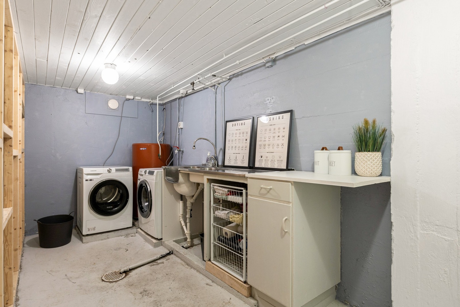 Praktisk vaskerom med opplegg til både vaskemaskin og tørketrommel Galleribilde