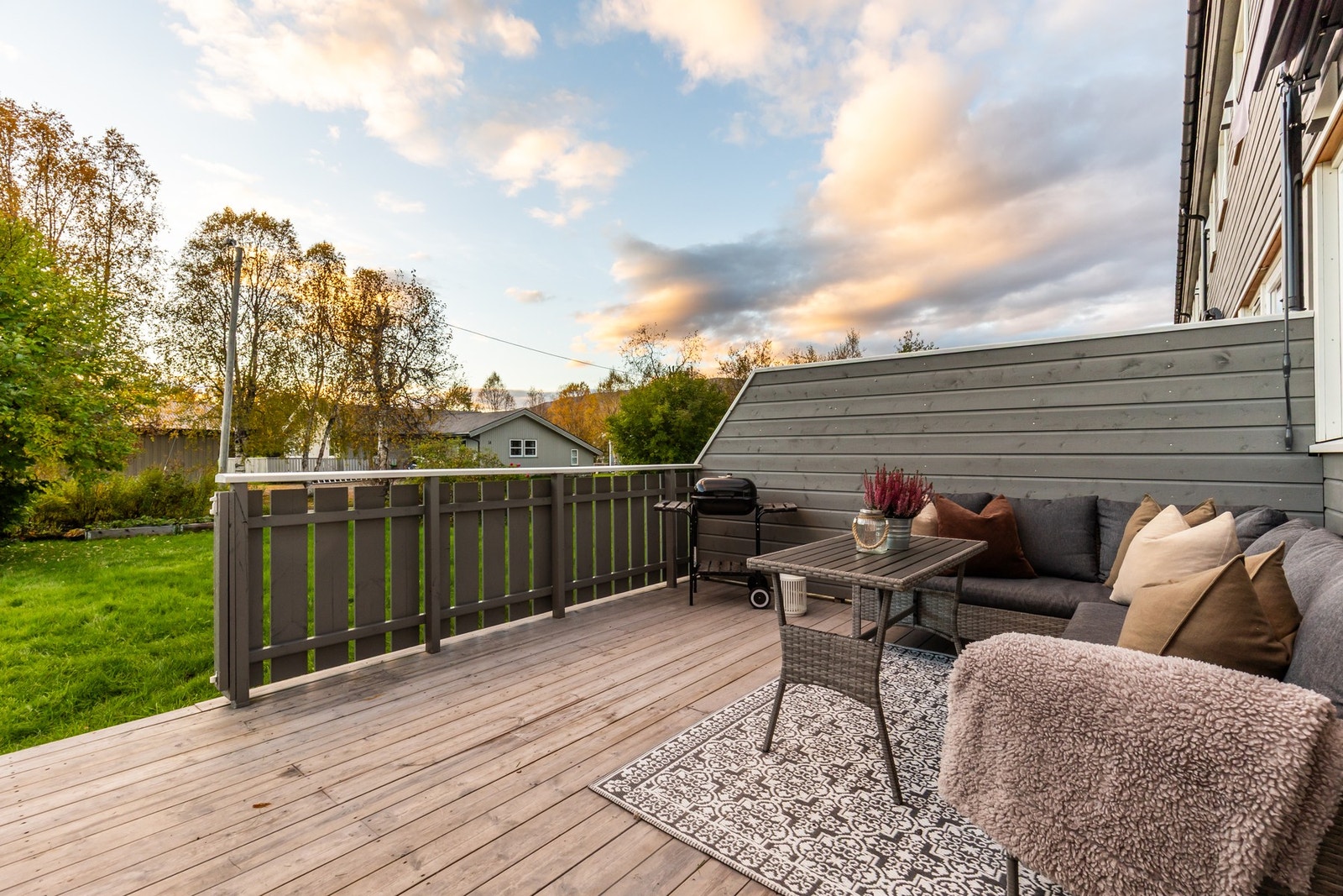 Terrassen er av god størrelse og rommer plass til hyggelig sittegruppe og grill - Her vil du som nye eier kunne nyte fantastiske sommer dager Galleribilde