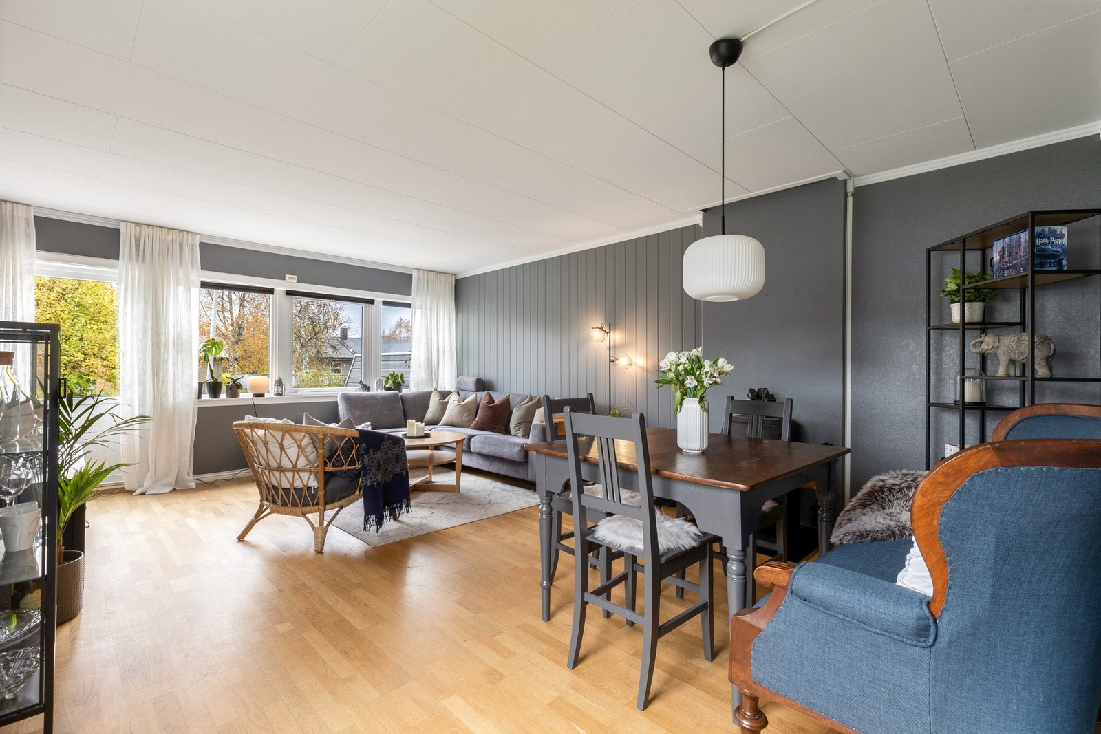 Videre tar vi oss inn til stuen | Stuen rommer god plass til sofagruppe og spisebord med tilhørende møblement Galleribilde