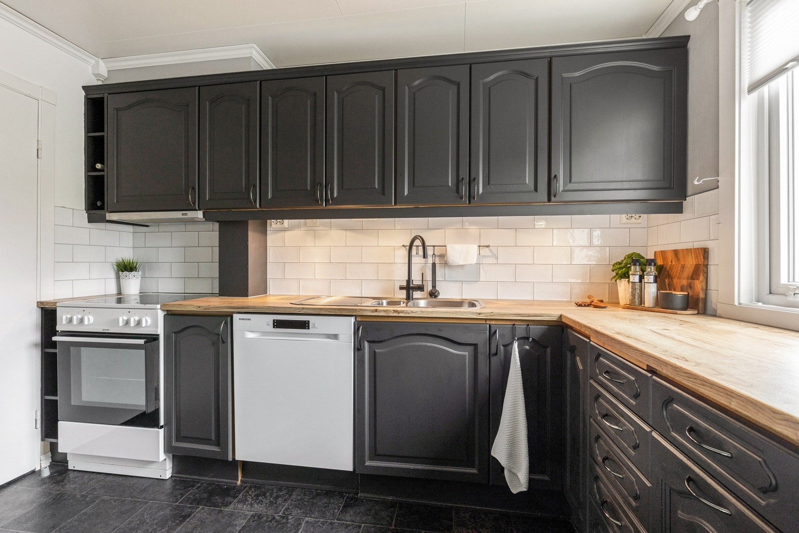 Fra kjøkkenet har du trapp ned til kjelleretasjen Galleribilde