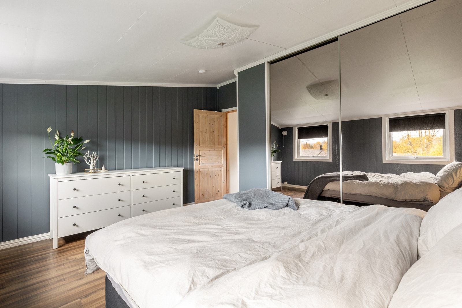 Rommet er malt i en lun farge Galleribilde