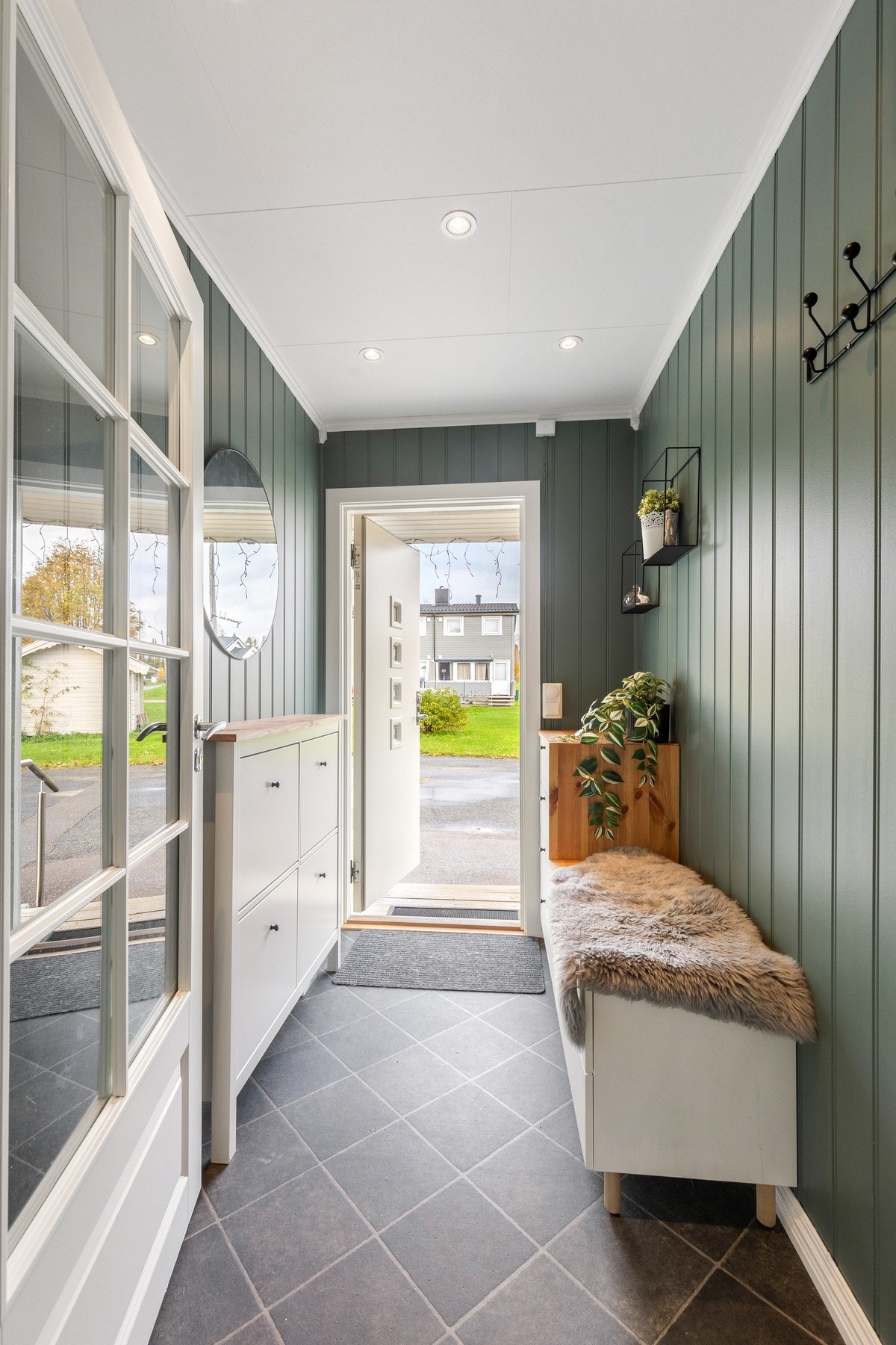 Førsteinntrykket er en lys og innbydende entré som fører deg videre inn til stuen Galleribilde