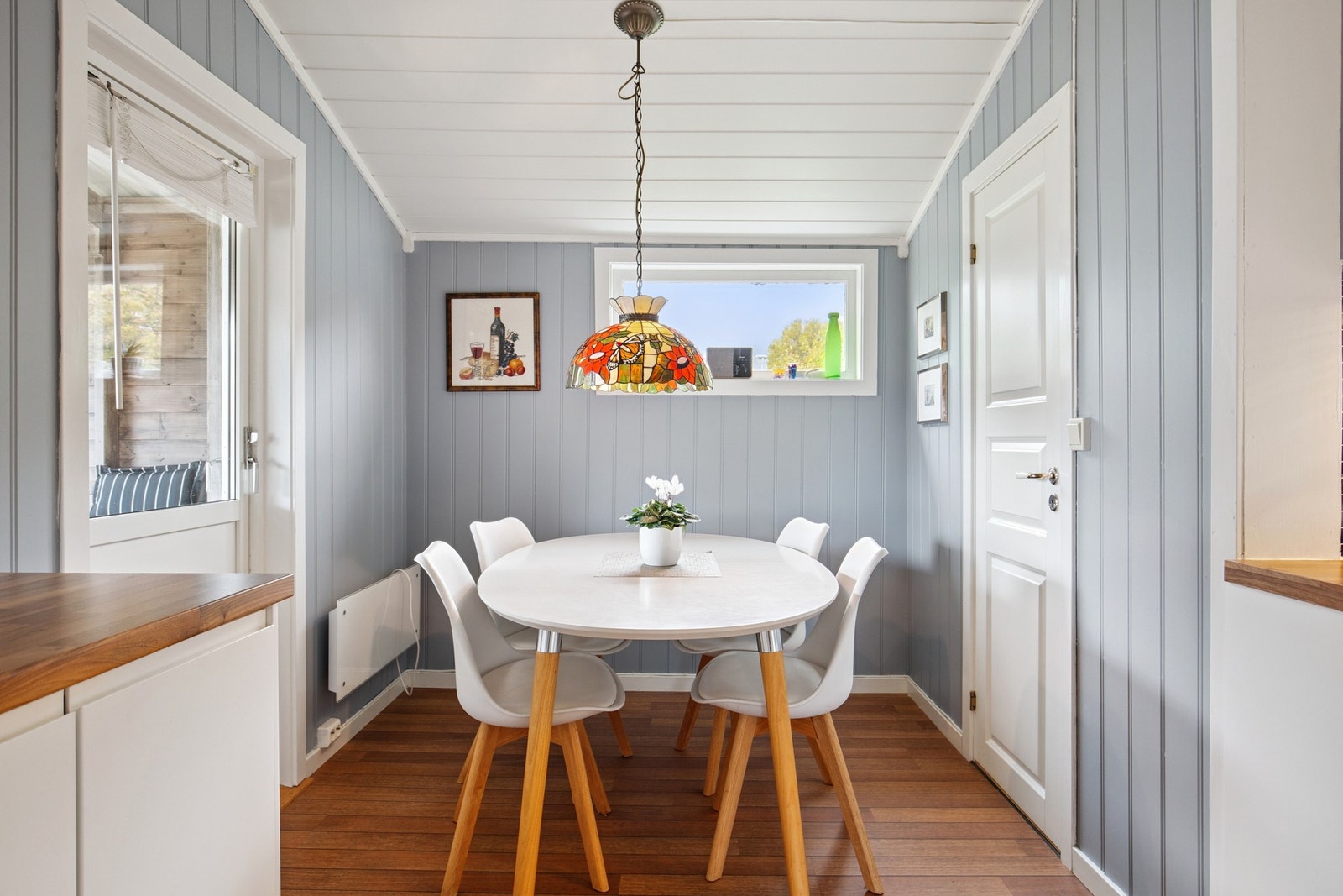 Kjøkken med spisekrok og spiskammers Galleribilde