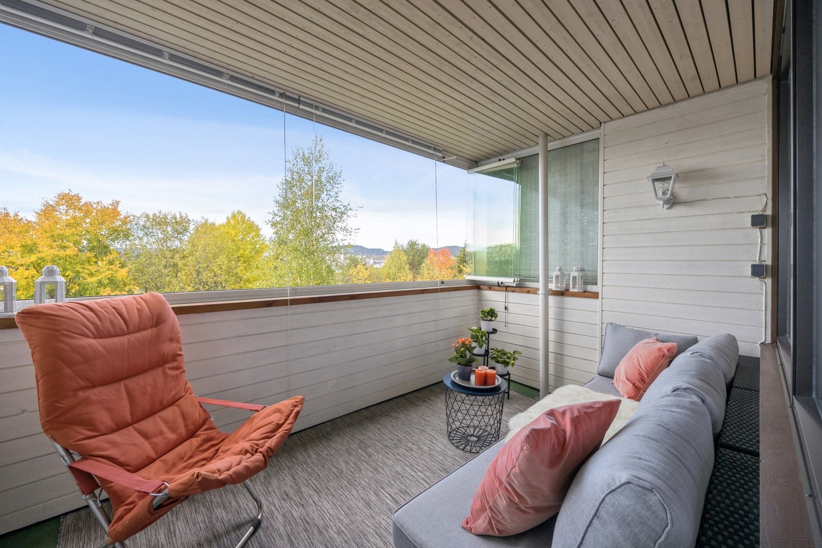 Balkongen er innglasset og med fin plass for sittegruppe Galleribilde