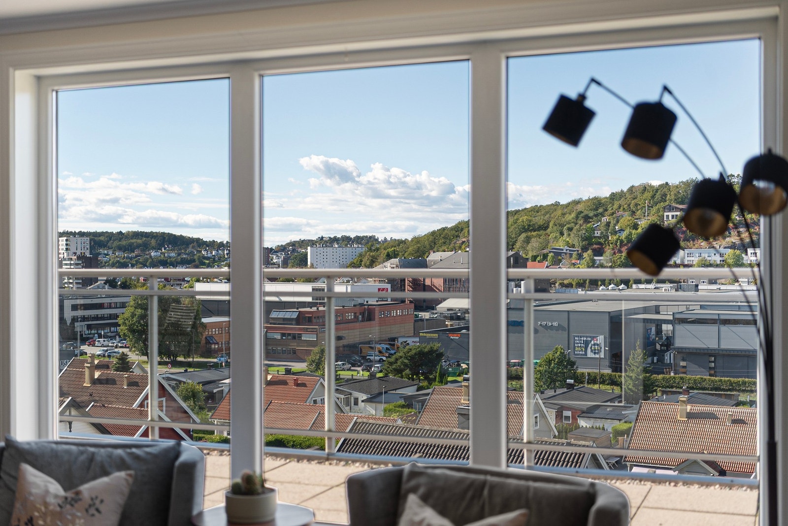 Store vindusflater gir godt lys Galleribilde