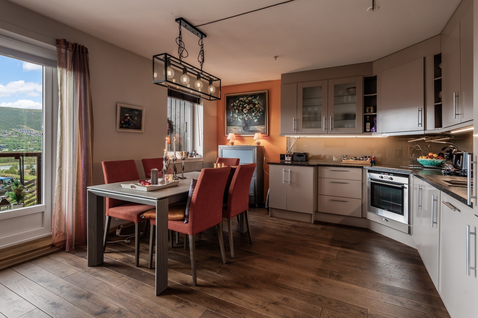 Lekkert kjøkken med integrerte hvitevarer som komfyrtopp, stekeovn, oppvaskmaskin, kjøleskap, fryser og vaskemaskin Galleribilde