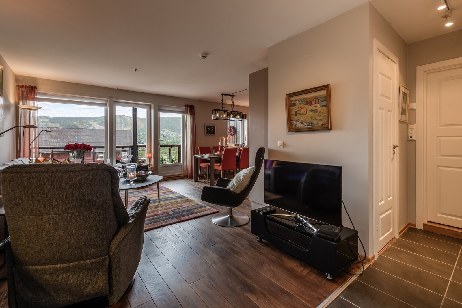 Fra stuen kommer du videre til toalettrom, bad og ett av leilighetens to soverom Galleribilde