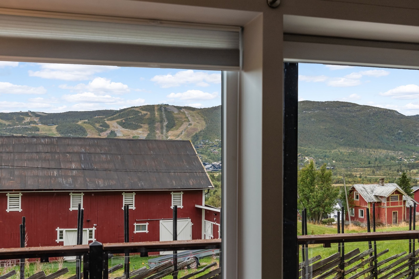 Fra stue og kjøkken har man full utsikt over Vestlia Galleribilde