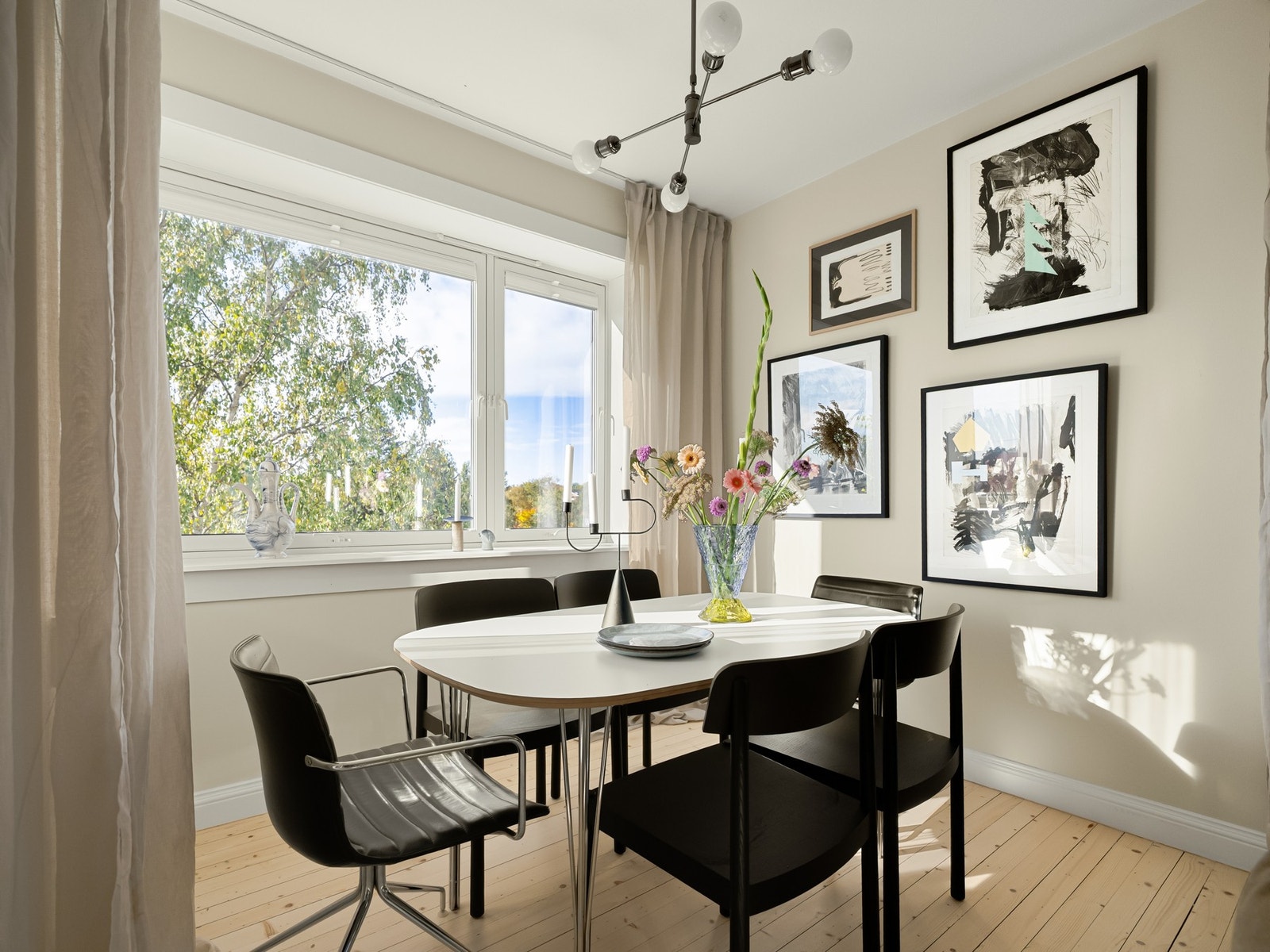 Størrelsen på rommet gir plass til både spisebord og sofagruppe. Spiseplassen er naturlig å ha her ved vinduene. Galleribilde
