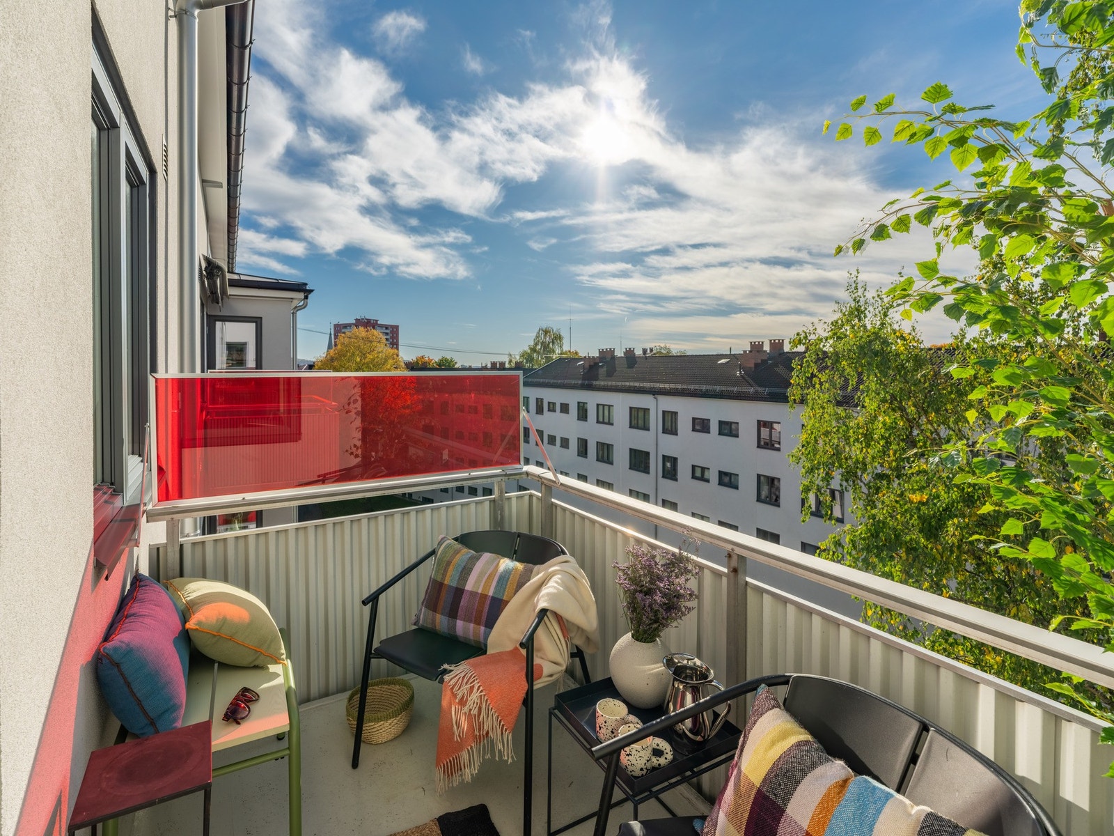 Dette er en topp- og endeleilighet med vestvendt balkong og supre solforhold. Denne bør du få med deg! Galleribilde