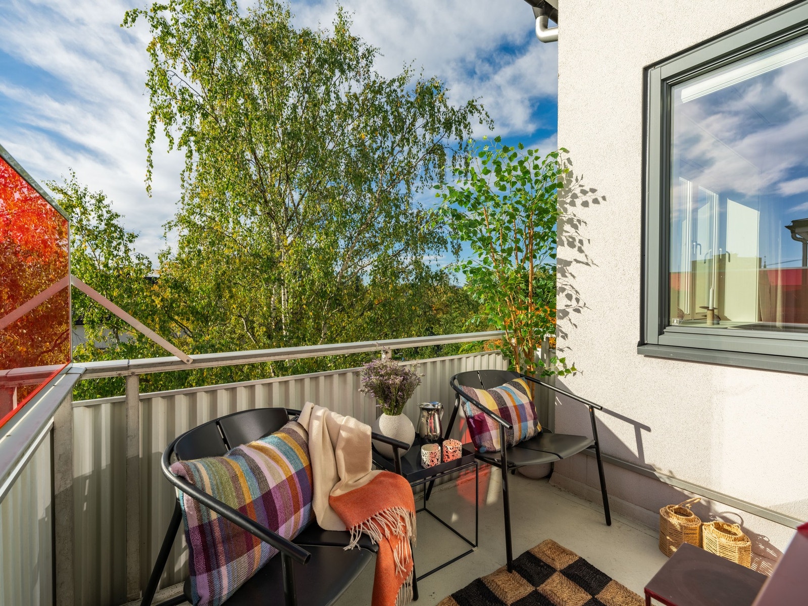 Det er bra med plass til både utemøblement og grill, om du vil. Galleribilde