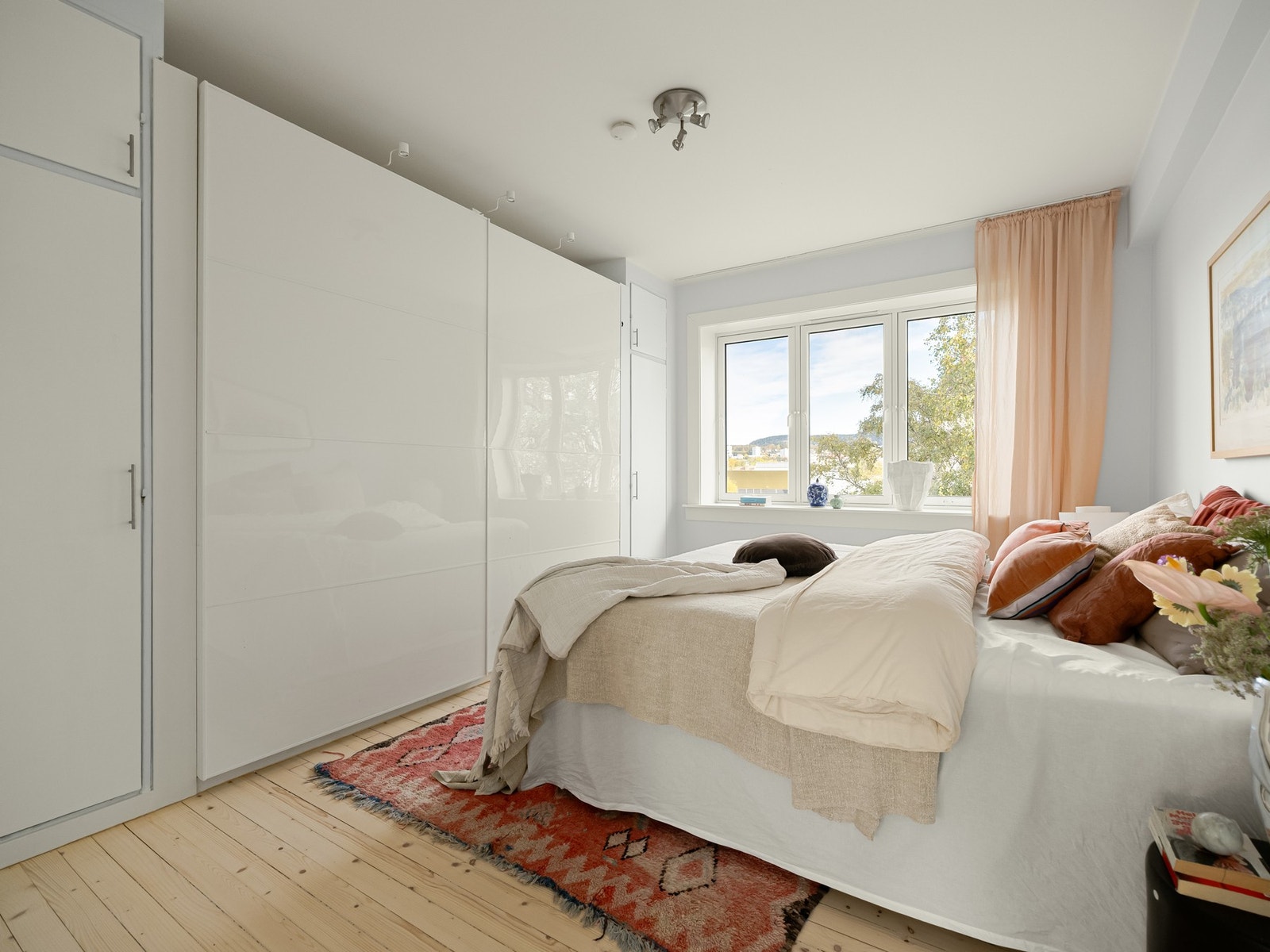 Soverommet har stort innfelt garderobeskap, som også følger med i salget. Galleribilde